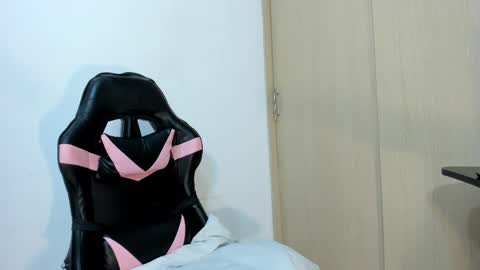 Snapshot of lala_buny chatting on April 4, 10:51 pm Lala online show from April 4, 10:51 pm