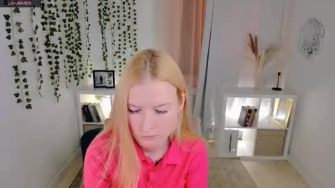 Laly online show from November 21, 5:22 pm