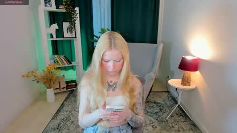 Laly online show from April 30, 11:27 am