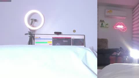 Snapshot of lana__kane_ chatting on February 24, 9:18 am Lana online show from February 24, 9:18 am