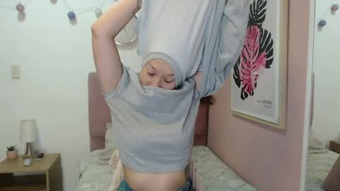 Snapshot of lanna_mills chatting on April 21, 1:17 pm Lanna online show from April 21, 1:17 pm
