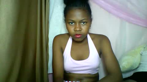 Snapshot of lara_belle chatting on May 4, 2:35 pm lara_belle online show from May 4, 2:35 pm
