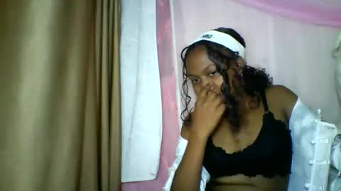 Snapshot of lara_belle chatting on May 7, 8:25 pm lara_belle online show from May 7, 8:25 pm