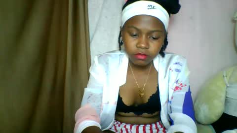 Snapshot of lara_belle chatting on May 15, 10:22 am lara_belle online show from May 15, 10:22 am