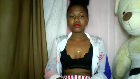 Snapshot of lara_belle chatting on May 17, 12:19 am lara_belle online show from May 17, 12:19 am