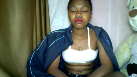 Snapshot of lara_belle chatting on May 17, 1:07 pm lara_belle online show from May 17, 1:07 pm