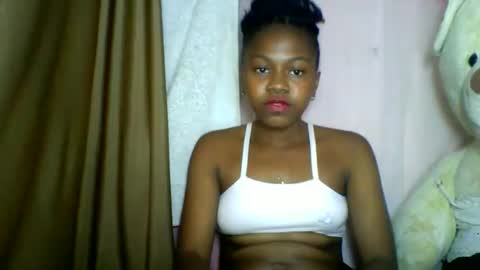 Snapshot of lara_belle chatting on May 18, 7:20 pm lara_belle online show from May 18, 7:20 pm