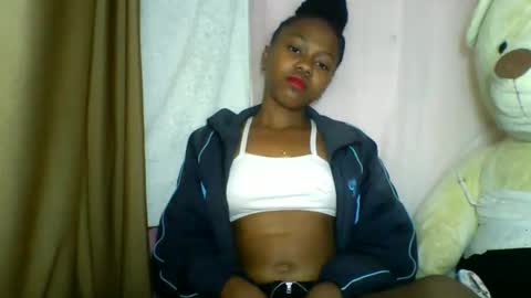 Snapshot of lara_belle chatting on May 19, 2:18 am lara_belle online show from May 19, 2:18 am
