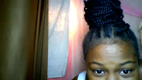 Snapshot of lara_belle chatting on May 23, 6:29 am lara_belle online show from May 23, 6:29 am