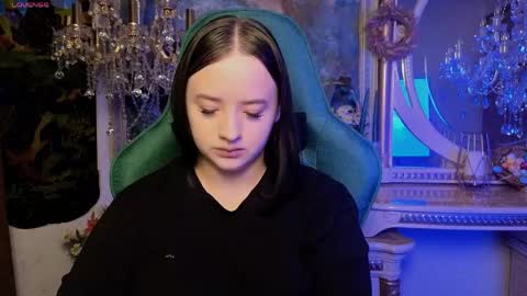 lara_benson_ online show from April 1, 5:21 pm