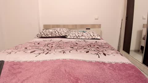 Lara online show from January 2, 7:23 am