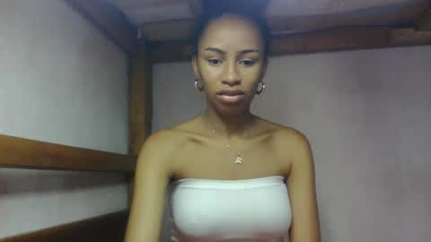Snapshot of larah98 chatting on February 6, 6:40 am larah98 online show from February 6, 6:40 am