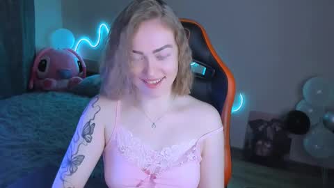 Snapshot of larakrein_lk chatting on February 3, 1:27 pm LaraKrein lk online show from February 3, 1:27 pm