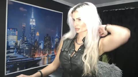Snapshot of laras_moans chatting on December 8, 9:02 am laras_moans online show from December 8, 9:02 am