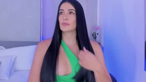 Snapshot of laravillalobos chatting on July 6, 8:22 pm Laura online show from July 6, 8:22 pm