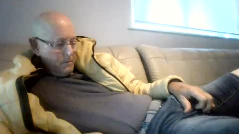 Snapshot of largerthan chatting on July 6, 6:32 am largerthan- say hi on entry online show from July 6, 6:32 am