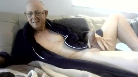Snapshot of largerthan chatting on July 8, 11:53 pm largerthan- say hi on entry online show from July 8, 11:53 pm