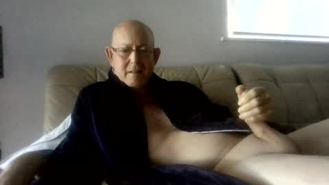 Snapshot of largerthan chatting on July 11, 10:11 pm largerthan- say hi on entry online show from July 11, 10:11 pm