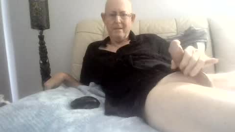 Snapshot of largerthan chatting on July 29, 11:58 pm largerthan- say hi on entry online show from July 29, 11:58 pm