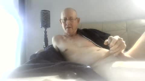 Snapshot of largerthan chatting on August 6, 11:28 pm largerthan- say hi on entry online show from August 6, 11:28 pm