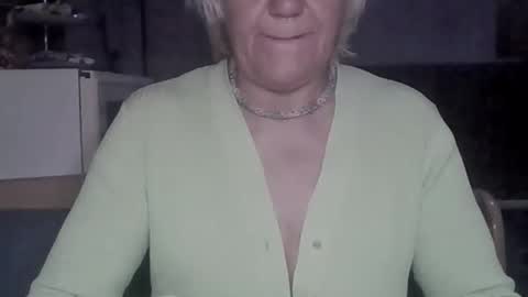 Snapshot of larisaq4ugo24 chatting on February 18, 4:25 pm larisaq4ugo24 online show from February 18, 4:25 pm