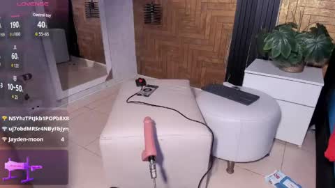 Snapshot of larossx chatting on May 25, 8:37 pm online show from May 25, 8:37 pm