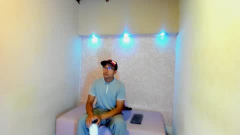 Snapshot of larry_vito chatting on January 10, 12:29 pm LARRY online show from January 10, 12:29 pm