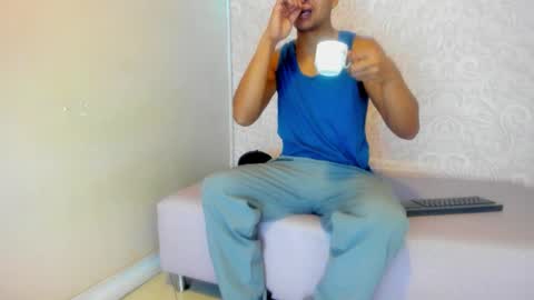 Snapshot of larry_vito chatting on January 12, 12:32 pm LARRY online show from January 12, 12:32 pm