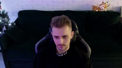 Snapshot of larstar01 chatting on December 23, 2:35 am Lars online show from December 23, 2:35 am