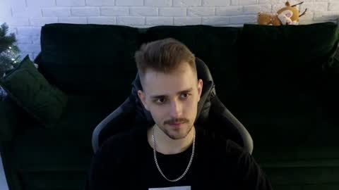 Snapshot of larstar01 chatting on December 25, 12:59 am Lars online show from December 25, 12:59 am