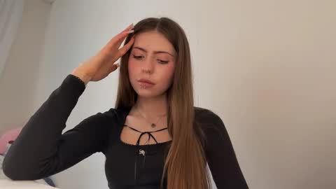 Snapshot of lashundaciviello chatting on May 6, 3:28 pm Mila online show from May 6, 3:28 pm