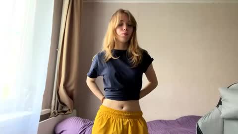 Snapshot of lateshastarnaud chatting on June 15, 7:54 am Linet online show from June 15, 7:54 am