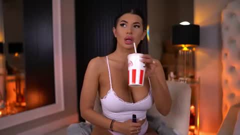 Snapshot of latinaloco chatting on June 28, 6:25 pm Latina online show from June 28, 6:25 pm