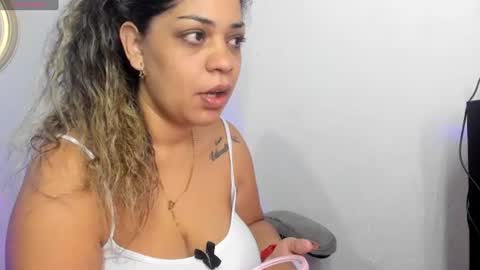 latinamav22 online show from August 1, 9:30 am