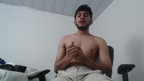 Snapshot of latinbunny7779 chatting on December 6, 4:36 am camilo online show from December 6, 4:36 am