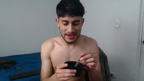 Snapshot of latinbunny7779 chatting on February 6, 7:35 am camilo online show from February 6, 7:35 am