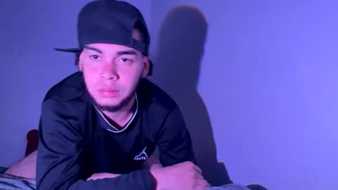 Snapshot of latinmanlive chatting on February 16, 11:45 pm Men online show from February 16, 11:45 pm