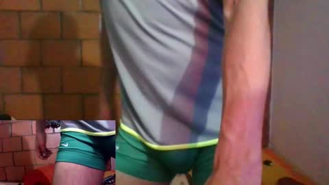 Snapshot of latinmansmoking chatting on November 13, 5:39 am latinmansmoking online show from November 13, 5:39 am