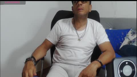 latinmartin254 online show from April 30, 1:45 am