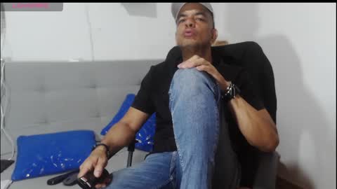 latinmartin254 online show from May 17, 3:26 am