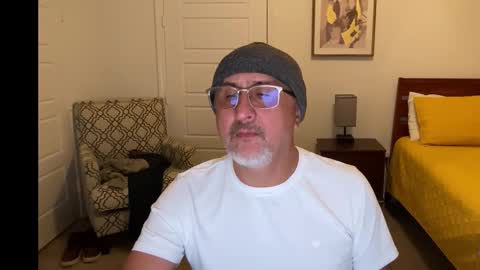 QS - INDEPENDENT MODEL online show from December 3, 6:10 am