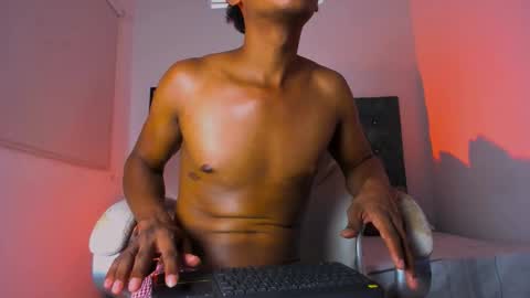 Snapshot of latinodark chatting on February 28, 4:46 am latinodark online show from February 28, 4:46 am