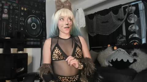 Snapshot of laulopez0 chatting on November 2, 5:10 am Laura Switch Girl online show from November 2, 5:10 am