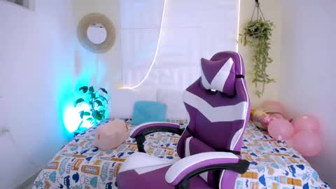 LAURA online show from May 2, 2:00 pm