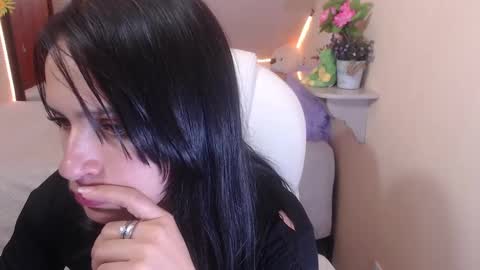 Snapshot of laura_pink22 chatting on December 10, 1:32 am Laura Pink online show from December 10, 1:32 am