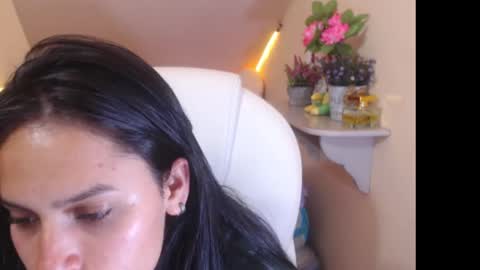 Snapshot of laura_pink22 chatting on December 22, 1:23 am Laura Pink online show from December 22, 1:23 am