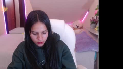 Snapshot of laura_pink22 chatting on December 24, 9:22 pm Laura Pink online show from December 24, 9:22 pm