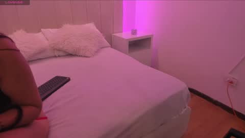Snapshot of laura_scott_ chatting on May 3, 11:49 am Laura online show from May 3, 11:49 am
