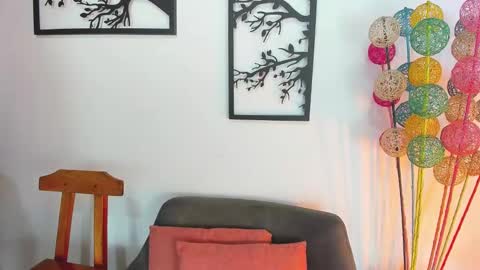 LAURA SOE online show from February 4, 12:55 pm