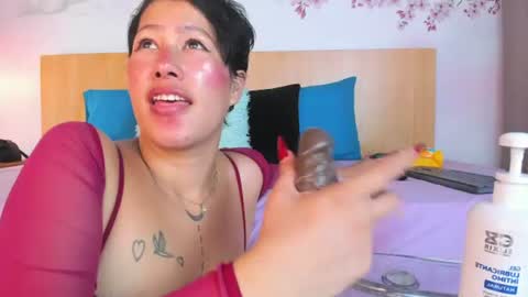 Snapshot of laura_torress chatting on July 2, 3:23 am Laura online show from July 2, 3:23 am